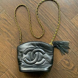 Vintage Small Black Leather Shoulder Bag/Crossbody Long Chain Zippered Closure